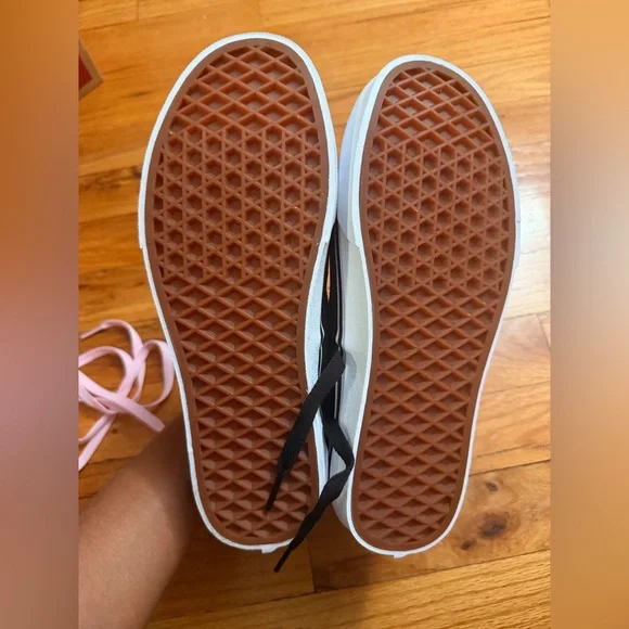 VANS Women Black Checkerboard Low-Top Sneakers w FREE pink laces 💞 - Picture 2 of 5